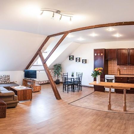 Podkrovni Apartman S Vyhledem Na Namesti Lomnice nad Lužnicí Exteriör bild